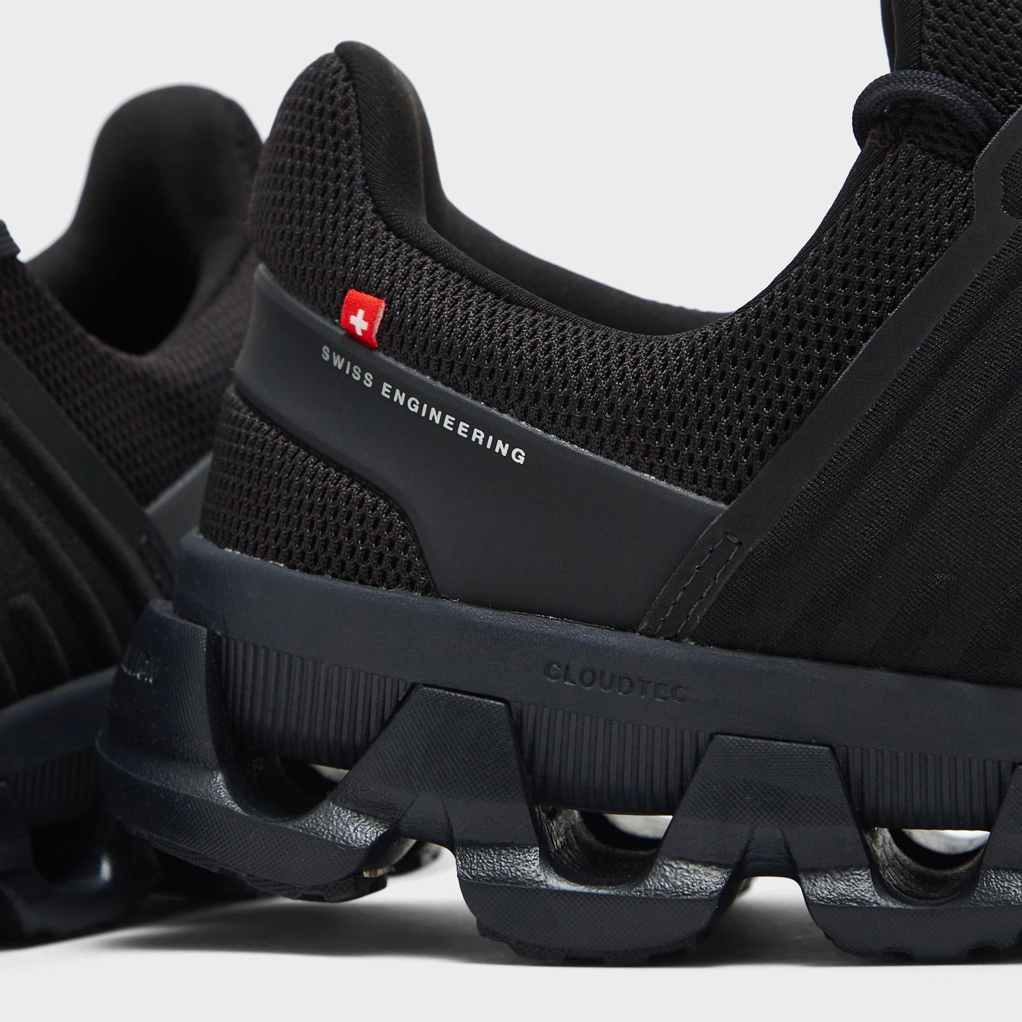 On Women's Cloudswift Black / Black
