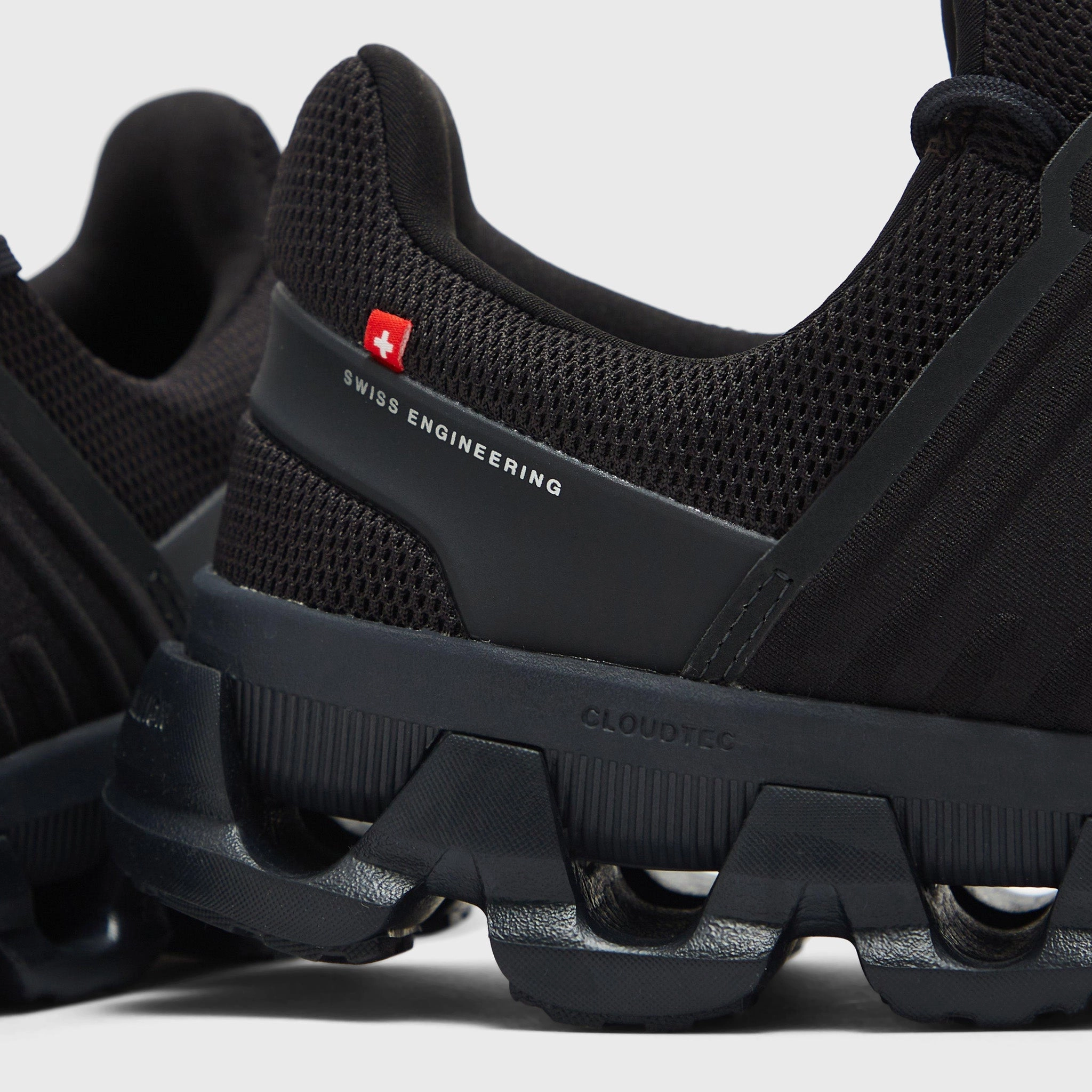 On Women's Cloudswift Black / Black